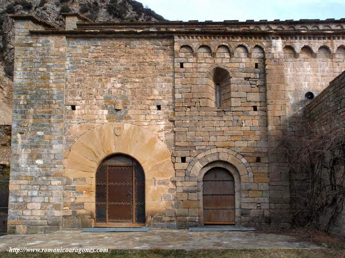 PUERTA ACTUAL Y A DERECHA, LA ORIGINAL DEL TEMPLO